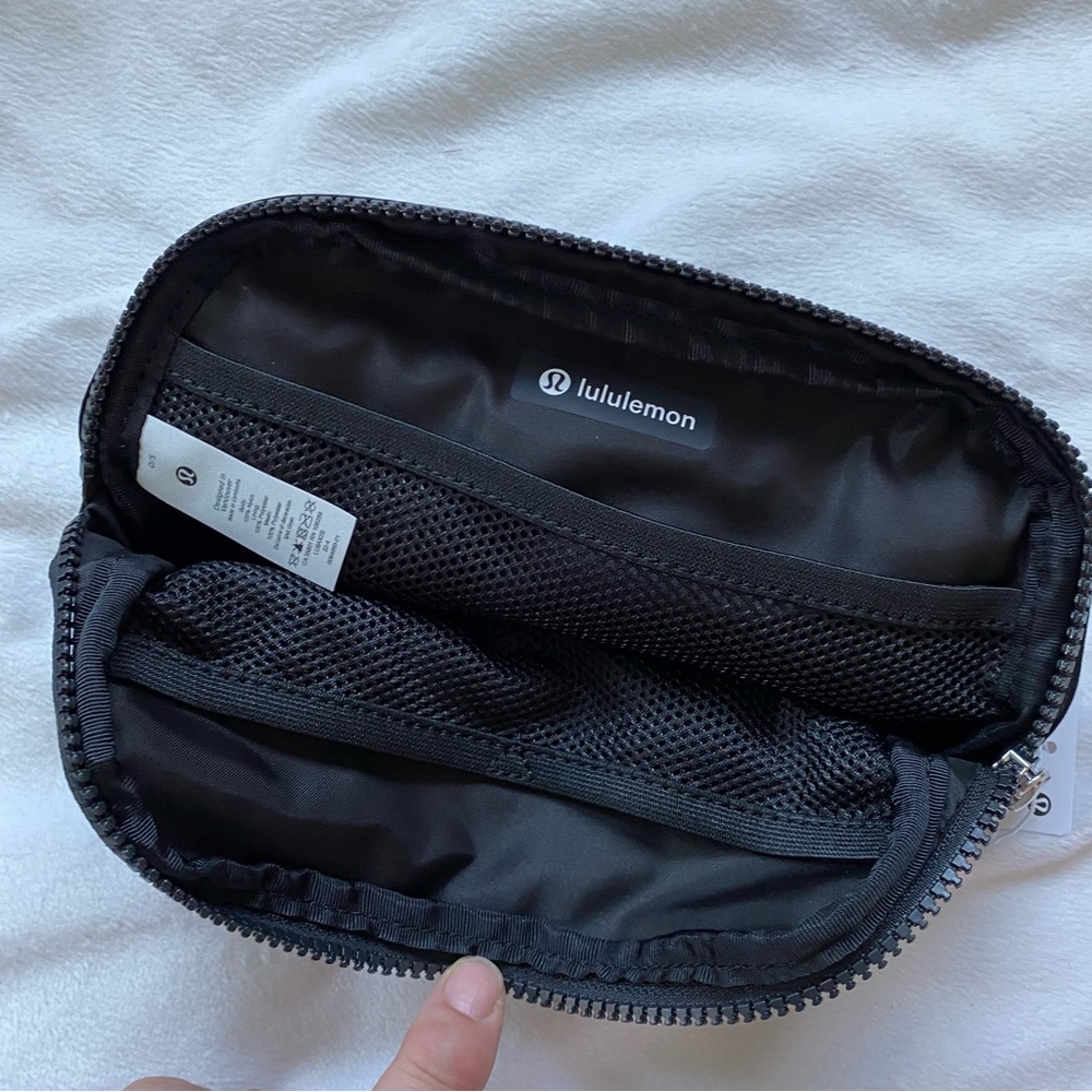 Lululemon Everywhere Belt Bag 1L Black Unisex NWT - Picture 12 of 14